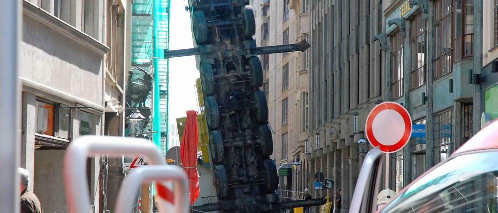Ein Mobiler Baukran ist am Sonntag in der Nikolaistrasse in Leipzig aus noch ungeklärten Gründen umgestürzt. Der Kranfahrer kam dabei ums Leben.