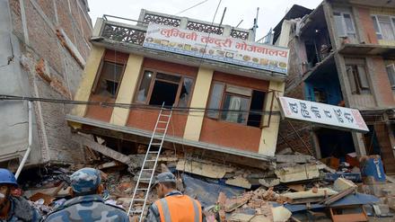 Rettungsteams vor einem eingestürzten Haus in Kathmandu, Nepal. 