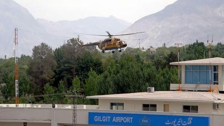 Ein Hubschrauber der Armee landet am Gilgit Airport in Pakistan. (Archivbild)