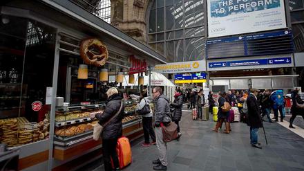 Das Licht einer Brezelbäckerei bleibt zusammen mit der großen Anzeigentafel für die Abfahrtszeiten von Zügen im Hauptbahnhof in Frankfurt/Main (Hessen) für einige Minuten aus.