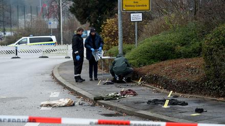 Verbrannte Kleidungsstücke in Kronshagen bei Kiel. Nach ersten Erkenntnissen ist hier am Mittwochmorgen eine Frau angezündet worden.