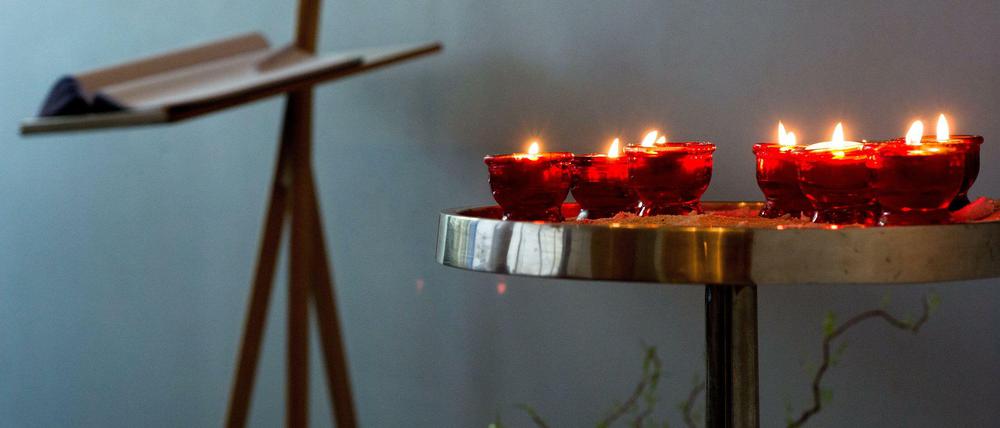 Kerzen brennen in der Flughafenkapelle des Frankfurter Flughafens. Auch in der Kapelle von Flughafen-Pfarrer Heinz Goldkuhle machte er Halt.