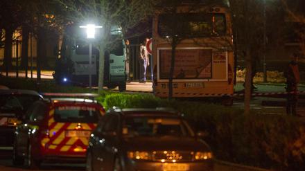 Polizisten in Frankreich inspizieren den Schulbus in Hegenheim, in dem ein 12-jähriger Schüler erschossen worden ist. 
