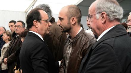 Der französische Präsident Francois Hollande (l) bei der Gedenkfeier für die Opfer der Buskatastrophe. 