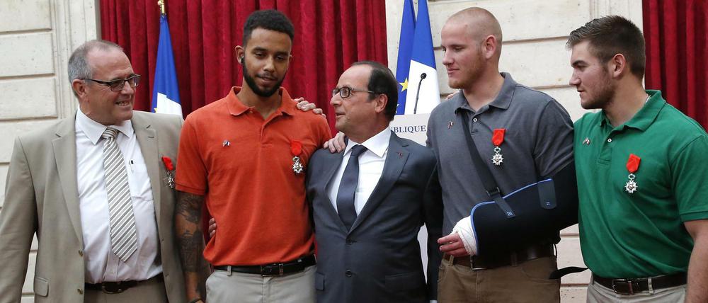 Der Französische Präsident Francois Hollande (M) mit den neuen "Rittern der französischen Ehrenlegion" Chris Norman (l), Anthony Sadler (2 v. l.), Spencer Stone (2 v. r.) und Alek Skarlatos (r)