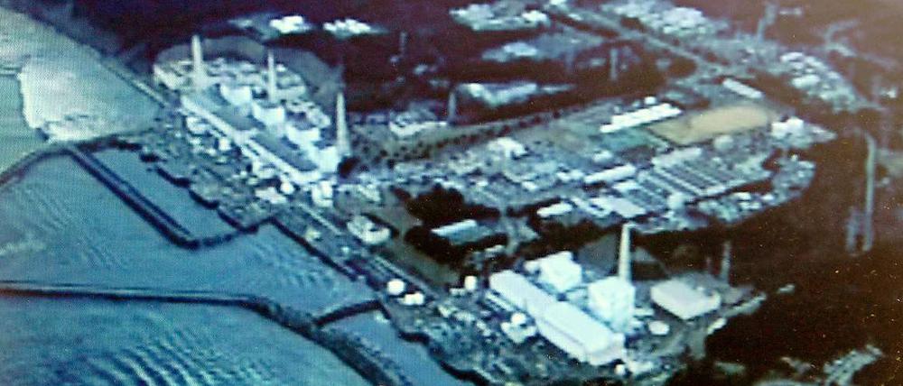 Das japanische Verkehrsministerium veröffentlicht knapp zwei Wochen nach der Katastrophe ein Bild des Tages, an dem der Tsunami das Atomkraftwerk Fukushima traf.