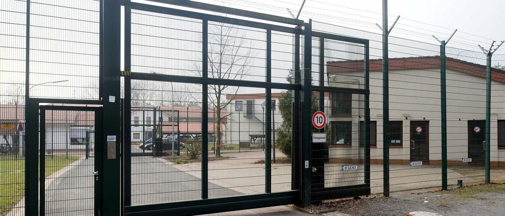 Ein großes Metalltor verschließt die Zufahrt zum Landeskrankenhaus Brauel bei Zeven (Kreis Rotenburg-Wümme). Fünf Insassen haben es trotzdem zu entkommen geschafft. 