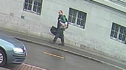 Kettensäge in der Tasche. Das am Montag von der Kantonspolizei Schaffhausen veröffentlichte Bild zeigt den Mann kurz vor der Tat. 