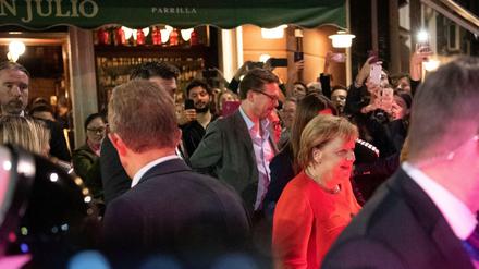 Bundeskanzlerin Angela Merkel verlässt am Abend nach dem Ende des G-20-Gipeltreffens das Restaurant Don Julio. 