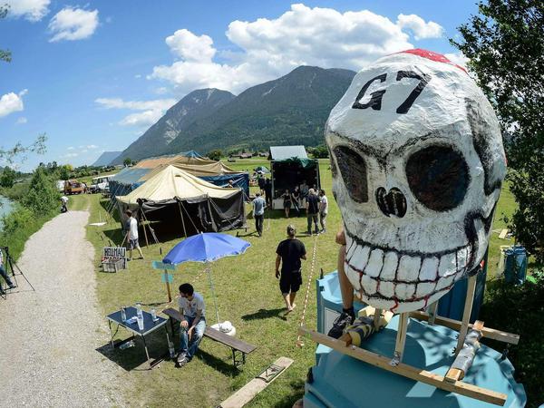 Ein Totenkopf aus Pappmaché steht am Rande eines G7-Protest-Camps in Garmisch-Partenkirchen. Am 7. und 8. Juni 2015 treffen sich die Staats- und Regierungschefs der G7 im nahegelegenen Schloss Elmau.