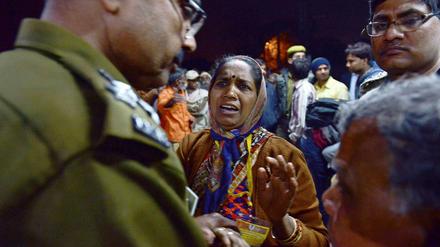 Bei einer Massenpanik beim Hindu-Fest in Indien starben an einem Bahnhof am Rande der Maha Kumbh Mela mehrere Menschen.