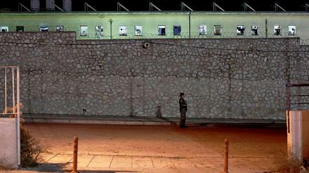 Eine Wache vor dem Korydallos-Gefängnis in Athen. Bei Auseinandersetzungen zwischen Häftlingen sind zwei Personen ums Leben gekommen. 