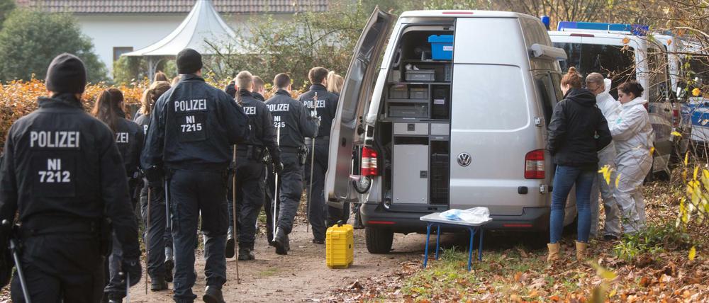 Polizisten suchen nach Spuren in einem Wald an einer Landstraße bei Celle (Niedersachsen). Eine an den Händen gefesselte junge Frau ist im Celler Ortsteil Boye entdeckt worden.