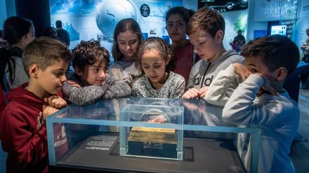 Rund 12,5 Kilogramm wiegt dieser Goldbarren, der im neu eröffneten Geldmuseum der Bundesbank in Frankfurt am Main in einer Plexiglasbox zu sehen ist. Durch eine kreisrunde Öfffnung können Besucher das 440.000 Euro teure Stück Edelmetall berühren und in die Hand nehmen. 