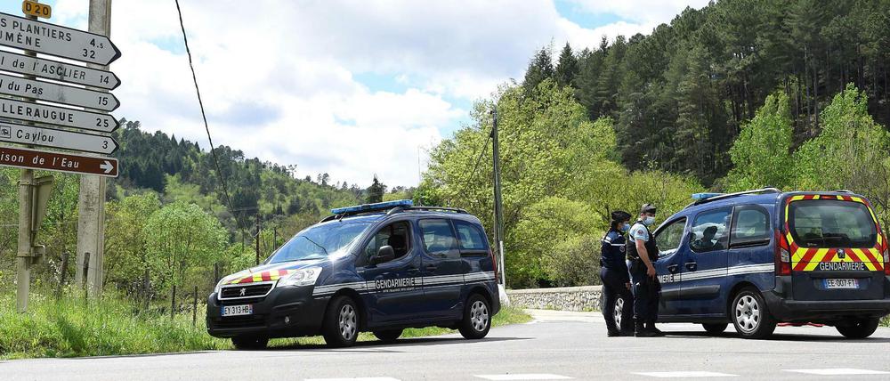 Polizisten suchen den Mann im abgelegenen und bewaldeten Gelände im Département Gard