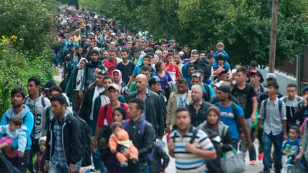 Flüchtlinge laufen im September in Ungarn in Richtung der österreichischen Grenze bei Hegyeshalom. Das UNHCR erwartet in diesem Jahr weltweit mehr als 60 Millionen Flüchtlinge. 