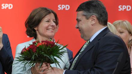 Sigmar Gabriel überreicht Malu Dreyer Blumen zum Wahlsieg.