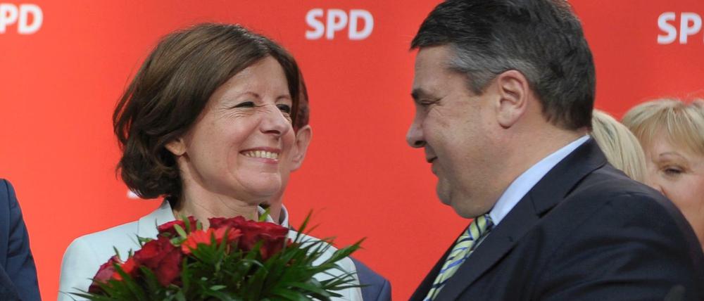 Sigmar Gabriel überreicht Malu Dreyer Blumen zum Wahlsieg.