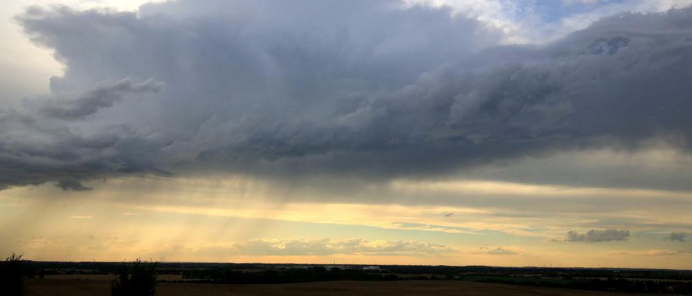 Gewitterwolken ziehen am Montag über Magdeburg.