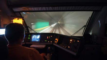 Am 08.10.2015 findet die Inbetriebsetzung und erste Testfahrt im Gotthard-Basistunnel statt.