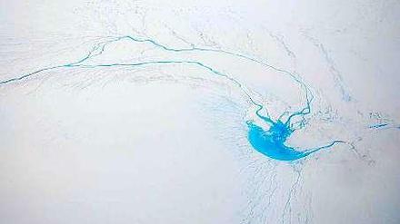 Forscher haben unter dem Grönländischen Eisschild Hinweise auf große Schmelzwasser-Seen gefunden, die sich binnen kurzer Zeit entleeren und wieder auffüllen können. Ein Foto vom 08.08.2007 zeigt einen einen Fluss, der im Eis eines Gletschers auf Grönland verschwindet. 