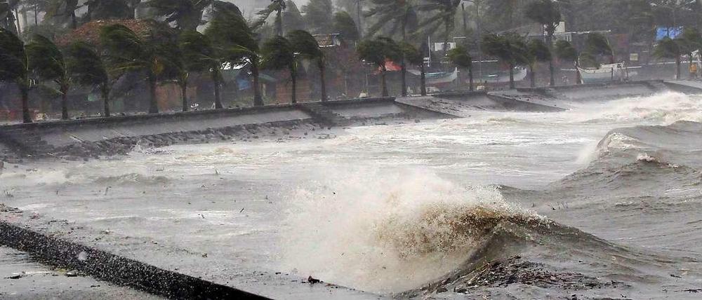 mit voller Wucht trifft der Taifun auf die Küste in der Stadt Legazpi.