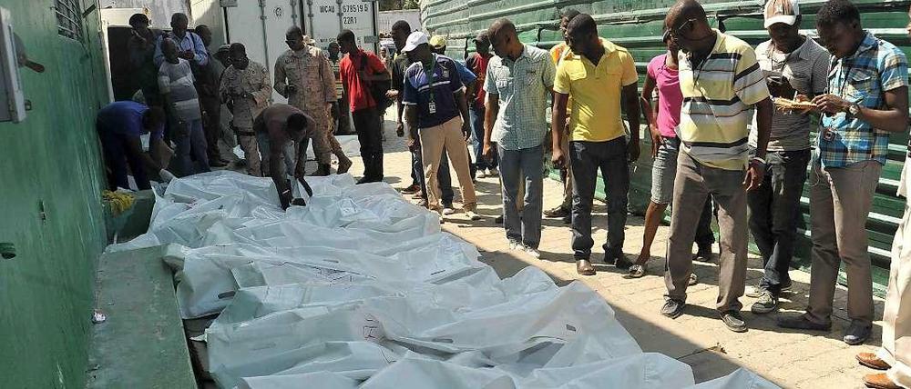 Leichen liegen in Plastiksäcken verpackt in einer Seitenstraße der Hauptstadt Port-au-Prince. Durch einen Stromschlag bei einer Karnevalsfeier sind in Haiti 16 Menschen ums Leben gekommen. 