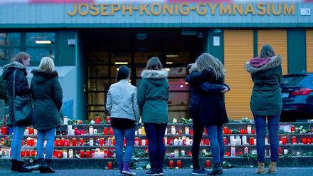 Trauernde Schülerinnen auf dem Schulhof des Joseph-König-Gymnasiums in Haltern.