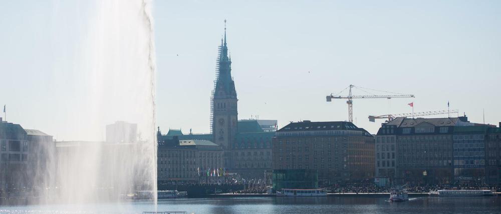 Die Alsterfontäne in Hamburg. Hamburg zählt nach einer neuen Studie zu den zehn Städten mit der höchsten Lebensqualität weltweit.