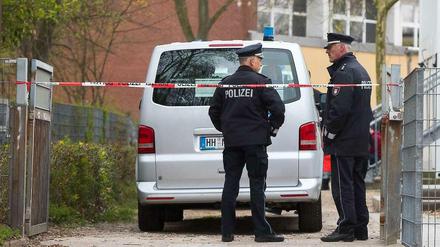 Polizisten riegeln den Zugang zum Schulgelände in Hamburg-Wilhelmsburg ab.