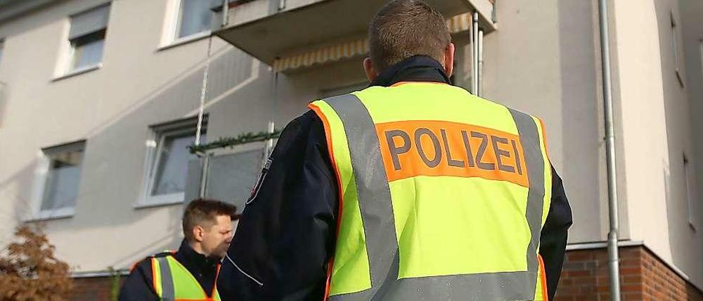 Polizisten stehen am Tatort in Hamm.
