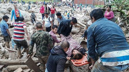 Helfer transportieren nach einem Erdrutsch in Südkolumbien Verletzte ab.
