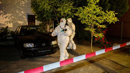 Mitarbeiter der Spurensicherung der Polizei stehen am Dienstag vor einem Haus in Hannover. Ein Hausbesitzer hat mit einer Schusswaffe auf einen 18-jährigen mutmaßlichen Einbrecher gefeuert und ihn dabei tödlich verletzt.