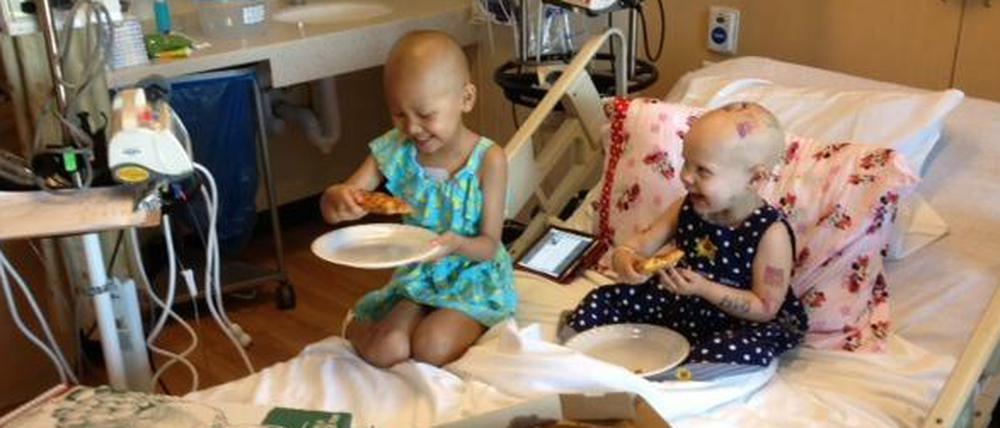 Die zweijährige Hazel Hammersley (rechts im Bild) konnte sich mit den anderen Patienten auf der Kinderstation über Pizza freuen.