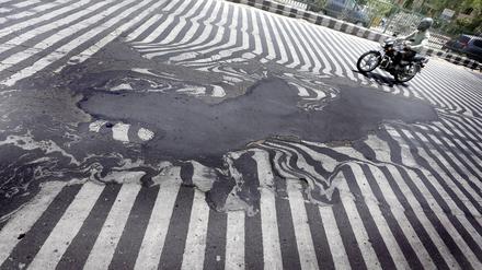 Ein zerlaufener Zebrastreifen in Indien. Nicht nur hier, in der Hauptstadt Neu Delhi, herrscht eine Hitzewelle. Bisher kamen mehr als 1000 Menschen ums Leben. Die Einwohner des Subkontinents lassen sich einiges einfallen, um der Hitze zu entkommen. 