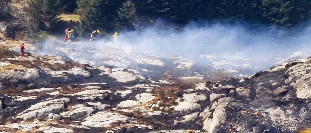 Rettungskräfte suchen am Ort des Hubschrauberabsturzes in Norwegen nach Überlebenden. 