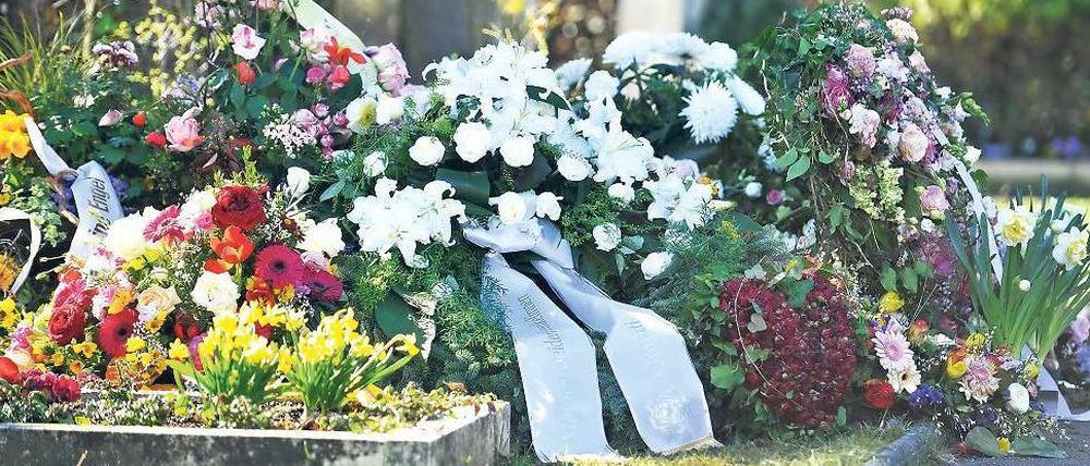 Es bleibt nur Trauer. Das Grab der beiden ermordeten Geschwister Chiara und Sharon auf dem Friedhof in Gräfelfing bei München. Die Mädchen wurden acht und elf Jahre alt. 