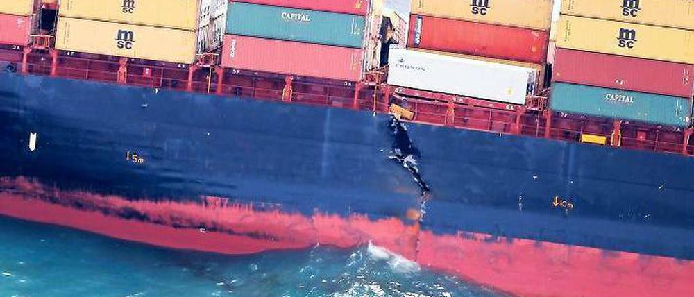 Zu instabil: das havarierte Containerschiff „Rena“. Foto: dpa