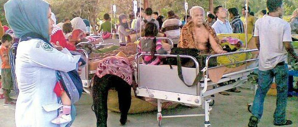 Unter freiem Himmel. Patienten des Krankenhauses von Sinabang auf der indonesischen Insel Simeulu werden nach dem Erdbeben von Mittwoch im Freien behandelt aus Angst vor Nachbeben. Die Insel lag am nächsten am Epizentrum des Bebens, das eine Stärke von 8,6 auf der Richterskala erreichte. Foto: Ahmadi/dpa