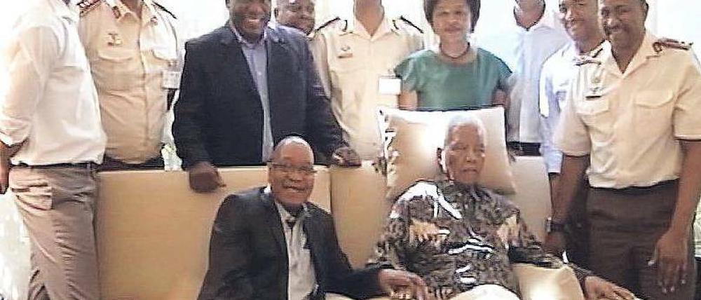 Traurige Inszenierung. Gut lachen haben auf dem Gruppenbild vor allem Präsident Jacob Zuma – der Nelson Mandela die Hand tätschelt – und Vizepräsident Cyril Ramaphosa (hinter Zuma). Bei den übrigen Personen im Haus des ersten schwarzen Präsidenten Südafrikas handelt es sich um Personal.