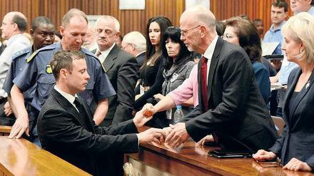 Abgeführt. Oscar Pistorius gibt noch seiner Familie die Hand, bevor er in die Zelle muss.