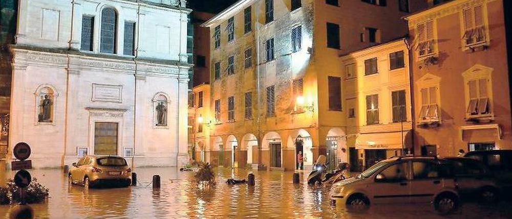 Auch in der Katastrophe ist Italien noch malerisch. Der überflutete Marktplatz von Chiavari. 