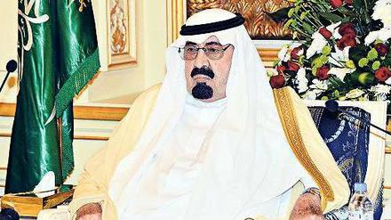 Übergewichtig, schwer atmend und hinfällig. König Abdullah von Saudi-Arabien. Das Bild zeigt ihn vor einem Jahr in seinem Al-Salam-Palast am Roten Meer, wo er Gäste empfing.