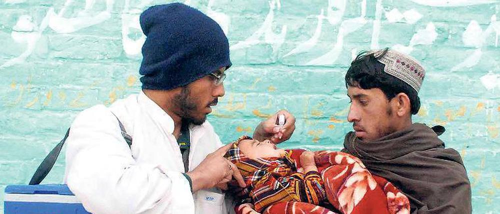 Jedes Kind soll geimpft werden. Die WHO will Polio von der Erde verschwinden lassen, wie hier in Pakistan. Die Impfallianz Gavi hat viel dazu beigetragen. 