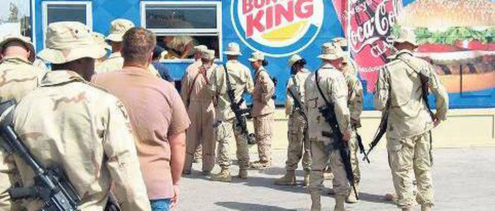 Geschlossen. Auch der neue Isaf-Kommandeur Stanley McChrystal will keine Vergnügungsmeilen: Im Isaf-Hauptquartier in Kabul, das einen lauschigen Biergarten besaß, verbot er den Alkoholausschank, Burger King auf der US-Basis Bagram ließ er dichtmachen. Foto: pa/dpa