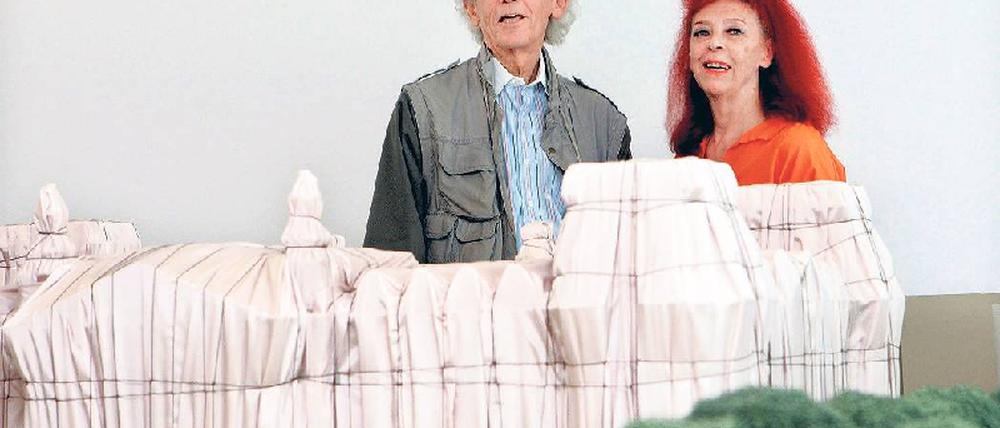 Christo und seine im Herbst gestorbene Frau Jeanne-Claude 2009 vor einem Modell des verhüllten Reichstags. Foto: dpa