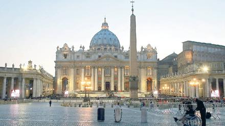 Der Petersplatz und der Petersdom in Rom.