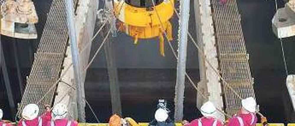Der neue Abdeckungszylinder vor der Montage am Meeresboden. Foto: dpa