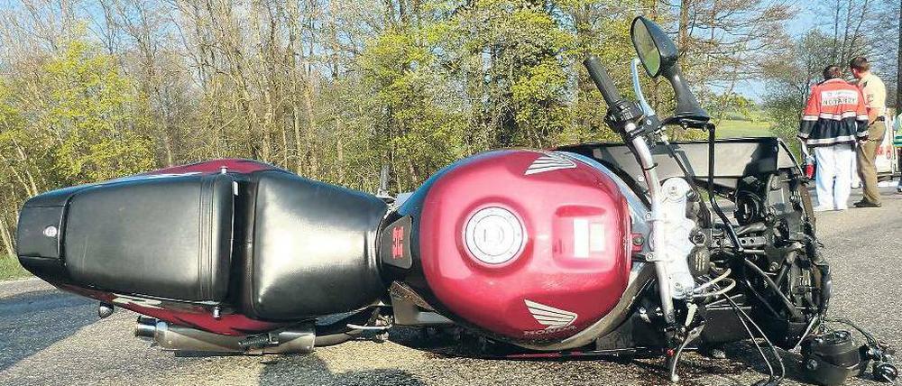 Mit seinem Motorrad rutschte ein 37-Jähriger bei Markt Rettenbach aus – er starb noch an der Unfallstelle.