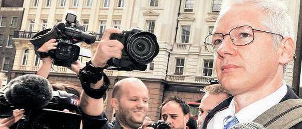 Noch hat er wenigstens Kameraleute um sich. Wikileaks-Gründer Julian Assange in London. Foto: Andy Rain/dpa